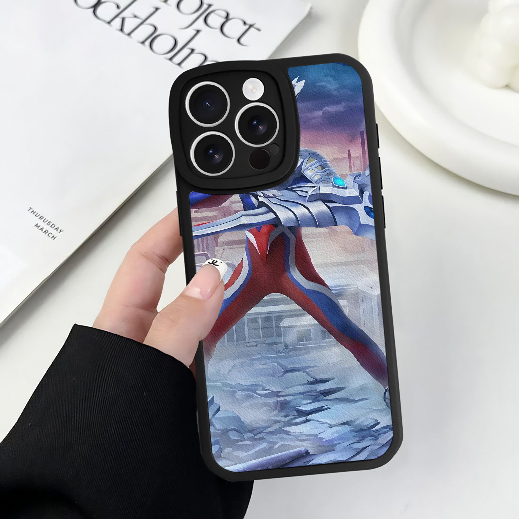 （画像用） ウルトラマン Ultraman 【iPhone 16シリーズ対応】シリコンスマホケース（レザー調） 材質：シリコン